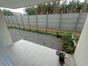 a garden with a wooden fence and a patio at Departamento Avda Pacifico La Serena in La Serena