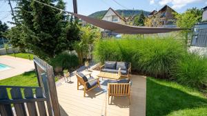 een patio met stoelen en een hangmat in de tuin bij Stég.Badacsony in Badacsonytomaj