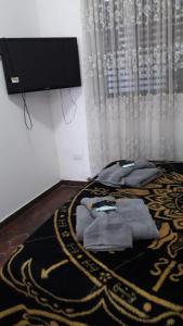 a room with a bed with towels on it at Departamentos Junin in San Fernando del Valle de Catamarca