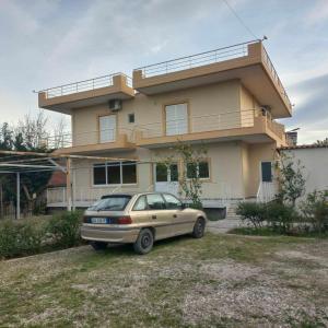 a car parked in front of a house at Villa Spinarica in Zverneci