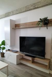 un salon avec une grande télévision à écran plat sur un mur dans l'établissement Jara Mar, à Torrevieja