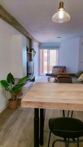 un salon avec une table en bois et un canapé dans l'établissement Jara Mar, à Torrevieja