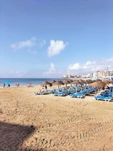 - une plage avec des chaises et des parasols dans l'établissement Jara Mar, à Torrevieja 19 autres photos