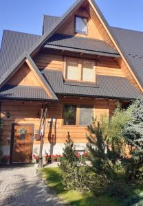 dom z drewnianym domem z drzwiami w obiekcie Dom Wypoczynkowy Grań w mieście Białka Tatrzanska