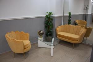 卡塔尼亞的住宿－Mirage Mer B&B，一间设有两把椅子和一张桌子的等候室