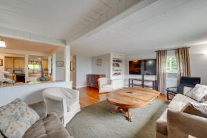 una sala de estar con un sofá y una mesa en Beautiful Winter Escape on Bromley Mountain!, en Peru