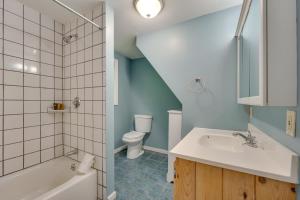 y baño con lavabo, aseo y bañera. en Beautiful Winter Escape on Bromley Mountain!, en Peru 36 fotos más