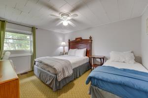 Un dormitorio con dos camas y un ventilador de techo. en Beautiful Winter Escape on Bromley Mountain!, en Peru