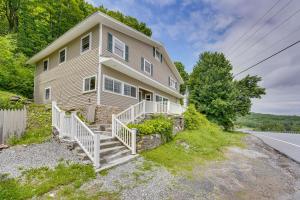 una casa al lado de una carretera en Beautiful Winter Escape on Bromley Mountain!, en Peru