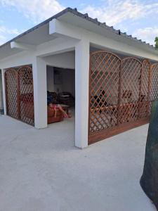 un garaje con una puerta y un sofá en una habitación en Vila Bulgaru, en Cumpăna