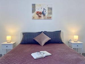 Una cama con un edredón púrpura y dos vasos. en Ema Apartment, en Pula