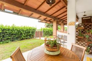 a wooden table with a basket on top of it at Il Truciolo in Castellaccia