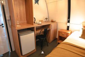 a small room with a desk and a bed at GLAMPING SELVA IGUAZU in Puerto Iguazú