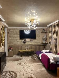 TV a/nebo společenská místnost v ubytování Niluxe Apartment Kutaisi