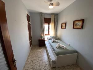 um quarto com uma cama com dois bichos de peluche em Apartamento Acuario em Sanlúcar de Barrameda