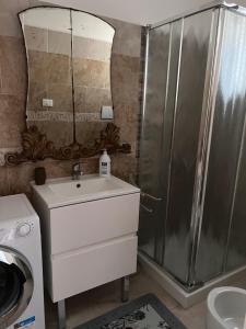 リド・マリーニにあるCasavacanza La Reginaのバスルーム(シャワー、シンク、鏡付)