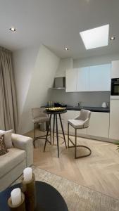 sala de estar con sofá, mesa y cocina en Centrum Hilversum appartement, en Hilversum