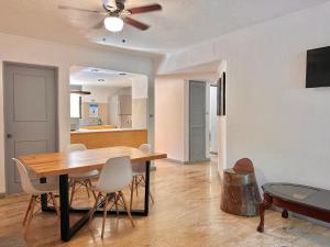 坎昆的住宿－Perla y Tropical By Andiani，一间带桌子和吊扇的用餐室