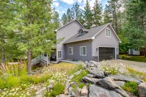 una casa en el bosque con entrada en Crystal Bay Home with Fireplace and Nature Views!, en Post Falls