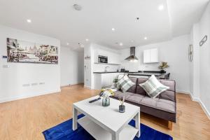 a living room with a couch and a table at Cozy Canterbury 1 BR flat in London CB2 in Croydon