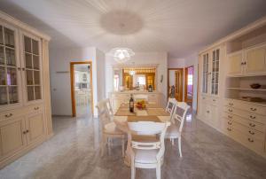 een keuken en eetkamer met een tafel en stoelen bij Villa Teram in Alajeró