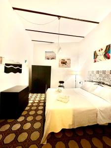 ein Schlafzimmer mit einem großen weißen Bett und einem Tisch in der Unterkunft A Casa di Luca in Conversano