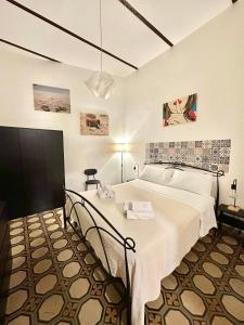 コンヴェルサーノにあるA Casa di Lucaのベッドルーム1室(白い大型ベッド1台付)