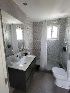 łazienka z umywalką, toaletą i prysznicem w obiekcie SEA VIEW Holiday Home in Marbella Resort w Marbelli