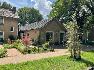 a house with a garden in front of it at B&B Het Postkantoortje in Gorssel