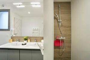 プロムールにあるL’Effet Mer*70m de la mer*Prise voiture électriqueの白い洗面台とシャワー付きのバスルーム +24枚の写真