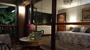 um quarto com uma cama e uma mesa com flores em Azkorri Beach House em Getxo