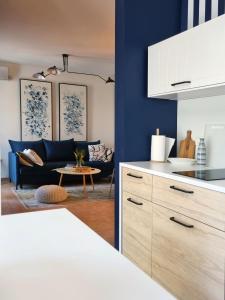 kuchnia i salon z niebieską ścianą w obiekcie Apartment Sol Dolcevita w mieście Nijvice