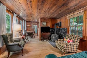 een woonkamer met een houten plafond en een open haard bij Cottage Living in Beulah
