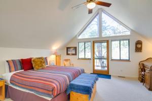 1 dormitorio con cama y ventana grande en Pagosa Springs Chalet with Mtn Views, Near Downtown! en Pagosa Springs