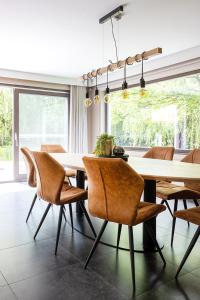 a dining room with a table and chairs at Vakantiewoning Blijbos in Oostkamp