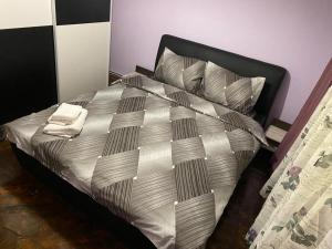 uma cama com duas toalhas num quarto em Ferienwohnung Violetta em Băile Herculane