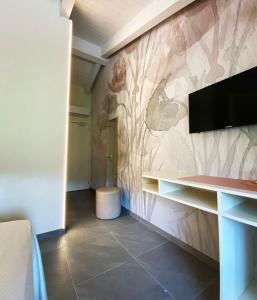 - un salon avec une télévision murale dans l'établissement Agriturismo I Tre Colli, à Viazzano