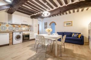 een woonkamer met een tafel en een blauwe bank bij Fabbrica: Two-wheeler lovers in Peccioli