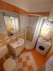 uma casa de banho com um chuveiro, um WC e um lavatório. em Apartma Brnistra Ginestra em Koper