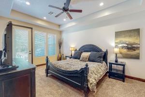 ein Schlafzimmer mit einem Bett und einem Deckenventilator in der Unterkunft Coral Ridge Retreat in Washington + 27 Fotos