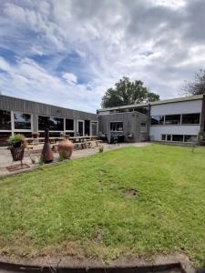 a large building with a yard in front of it at Vakantie Accommodatie Egelantier in Dwingeloo