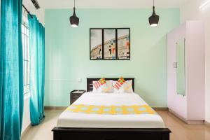 ein Schlafzimmer mit einem großen Bett mit blauen Wänden in der Unterkunft OYO Home KC Arcade in Kochi