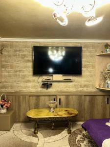 TV a/nebo společenská místnost v ubytování Niluxe Apartment Kutaisi