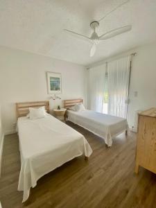 um quarto com 2 camas e uma ventoinha de tecto em Olivae XALET em Benidoleig