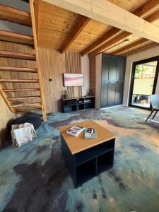 uma sala de estar com um tecto de madeira e uma mesa em GooseHaus em Gąski