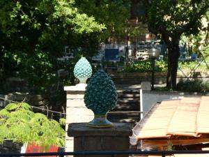 una estatua de una piña sentada en una pared en Casa Barone, Castiglione a Casauria (Pescara), en Castiglione a Casauria