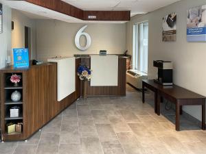 Ο χώρος του λόμπι ή της ρεσεψιόν στο Suites Wytheville VA