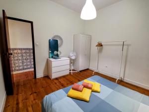 um quarto com uma cama com duas toalhas em Tradicional Portuguese Apartment em Lisboa