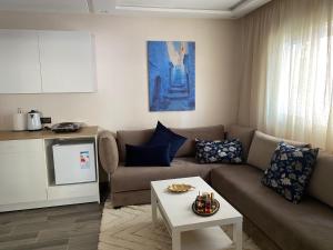 a living room with a couch and a table at Joli studio de charme à chaouen in Chefchaouene