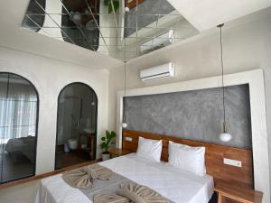 オルデニズにあるOn Oda Oludenizのベッドルーム(ベッド1台、大きな鏡付)